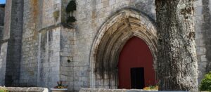 La collégiale Notre-Dame, fondée au XIIIe siècle, est un des rares édifices d’architecture gothique en Angoumois. Son intérieur, très spacieux, est éclairé par une très belle rosace du XVIe siècle. Une élégante balustrade ajourée et un clocher du XIVe siècle surmonté d’une flèche octogonale avec quatre clochetons complètent la façade de cet édifice. L’orgue, de la maison Cavaille-Coll, date de 1899. L’église est classée aux Monuments historiques depuis 1909